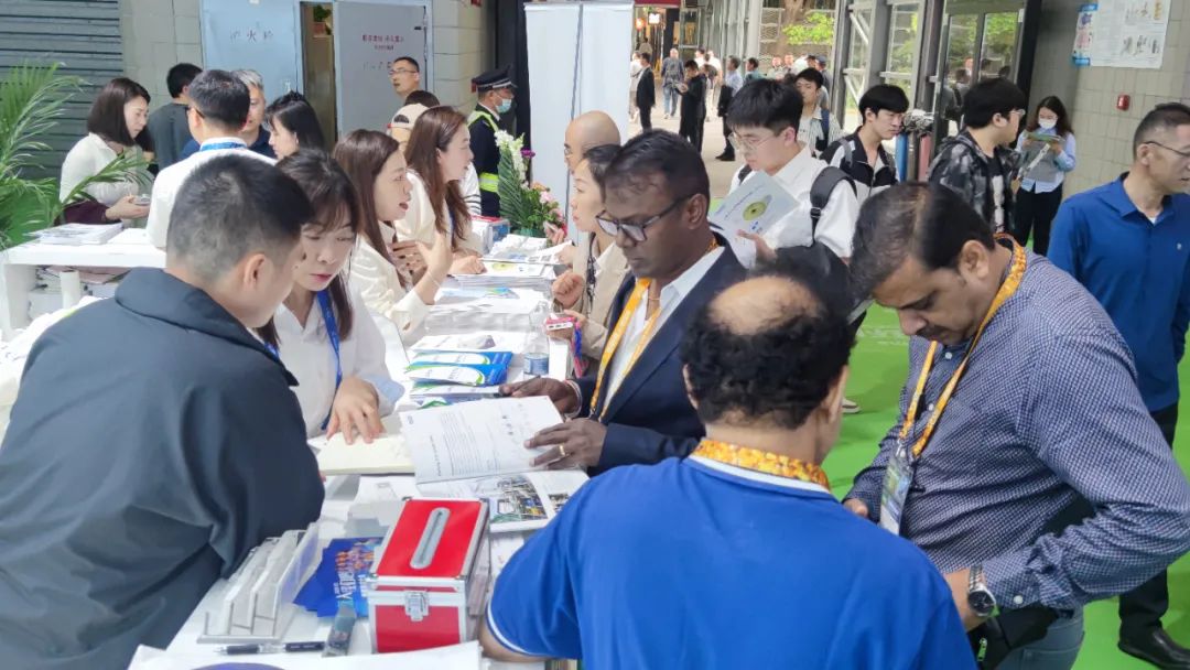 东南亚客户光临嘉戎技术展台咨询污水处理