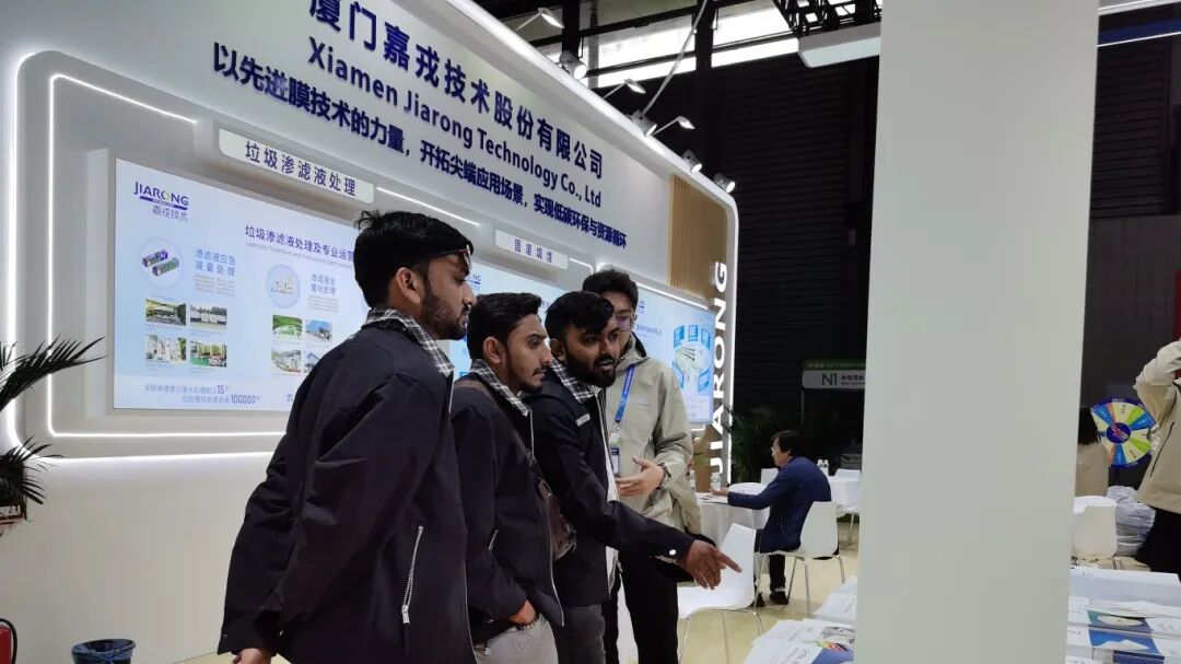 国外嘉宾参观嘉戎技术展台